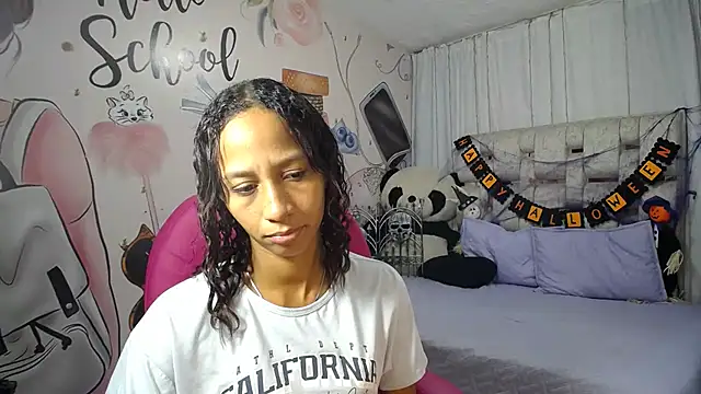 Snapshot of EMMA_SWEETT1 chatting on October 14, 6:31 pm EMMA SWEETT1 online show from October 14, 6:31 pm