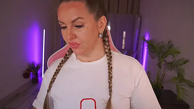 Snapshot of KiraCandyS chatting on January 24, 8:43 pm KiraCandyS online show from January 24, 8:43 pm