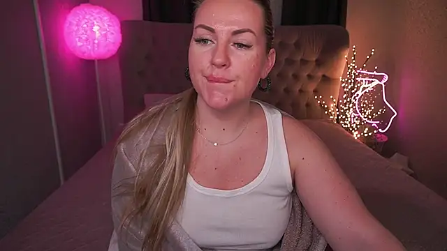 Snapshot of KiraCandyS chatting on February 22, 3:01 am KiraCandyS online show from February 22, 3:01 am