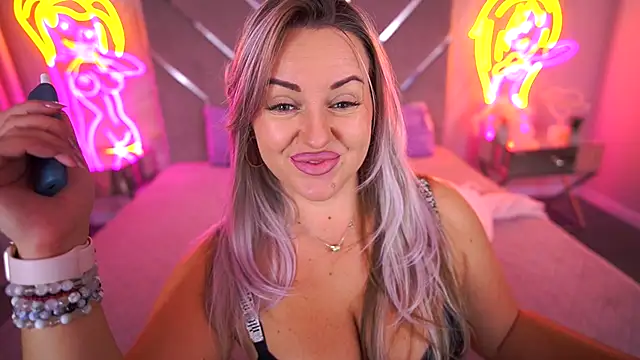 Snapshot of KiraCandyS chatting on October 16, 7:59 pm KiraCandyS online show from October 16, 7:59 pm