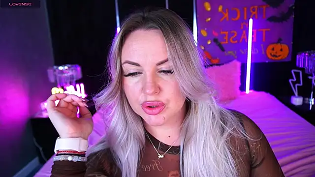 Snapshot of KiraCandyS chatting on November 3, 10:32 pm KiraCandyS online show from November 3, 10:32 pm