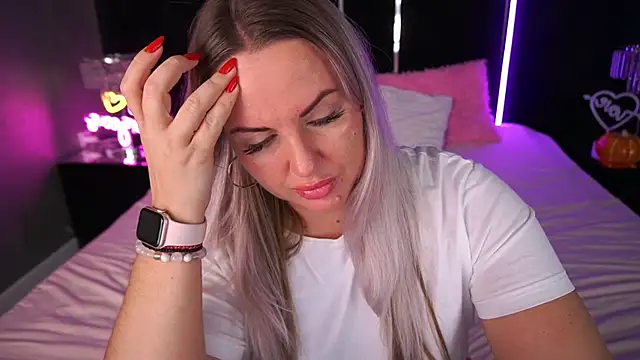 Snapshot of KiraCandyS chatting on November 8, 3:29 am KiraCandyS online show from November 8, 3:29 am