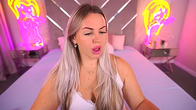 Snapshot of KiraCandyS chatting on November 10, 9:58 pm KiraCandyS online show from November 10, 9:58 pm