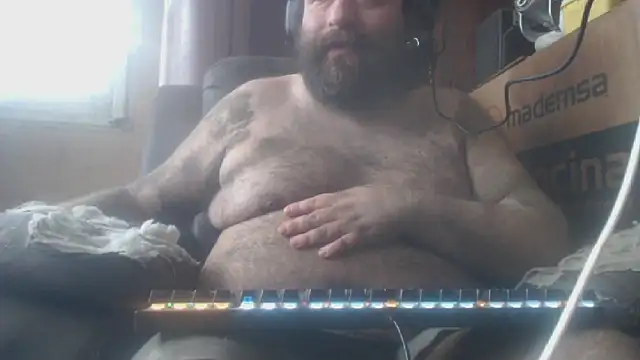 Snapshot of hairyhulk chatting on October 9, 8:40 pm hairyhulk online show from October 9, 8:40 pm