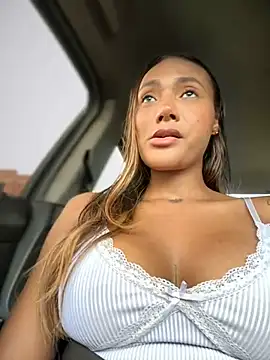 Snapshot of KyaraMiller chatting on February 6, 5:51 pm KyaraMiller online show from February 6, 5:51 pm