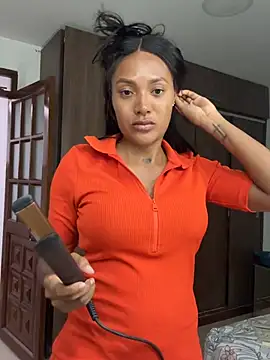 Snapshot of KyaraMiller chatting on February 20, 8:31 pm KyaraMiller online show from February 20, 8:31 pm