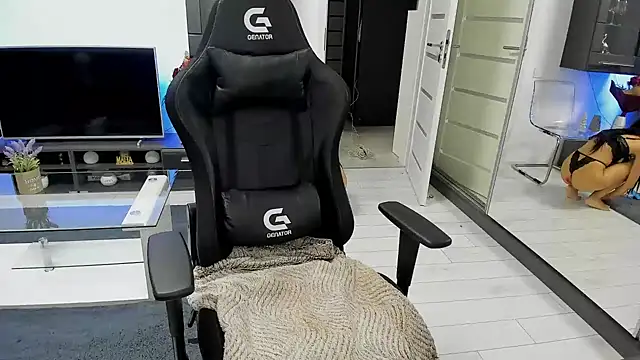 Snapshot of Beauty_Anne chatting on December 10, 7:47 am Beauty Anne online show from December 10, 7:47 am