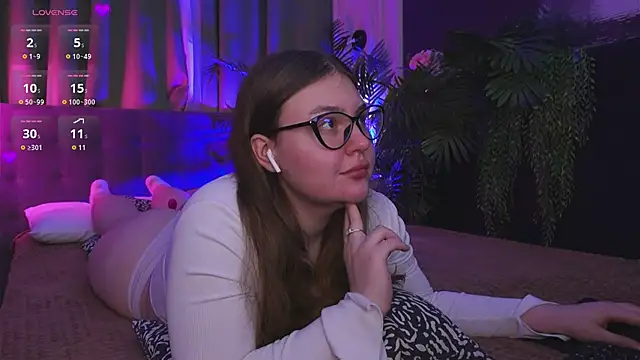 Snapshot of Mia__Peach chatting on December 5, 10:12 pm Mia Peach online show from December 5, 10:12 pm