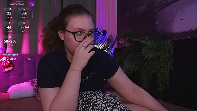 Snapshot of Mia__Peach chatting on December 8, 1:13 am Mia Peach online show from December 8, 1:13 am