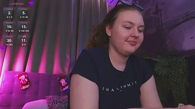 Snapshot of Mia__Peach chatting on December 8, 4:14 am Mia Peach online show from December 8, 4:14 am