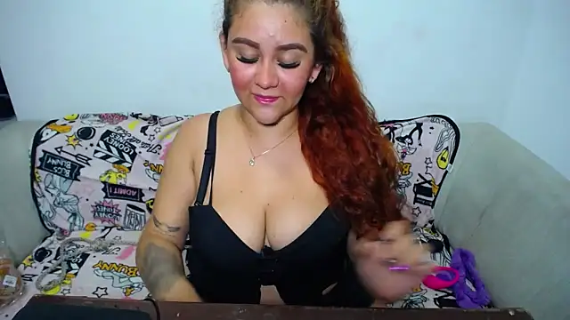 Snapshot of loly_bigbooty4u chatting on January 19, 4:01 am loly bigbooty4u online show from January 19, 4:01 am