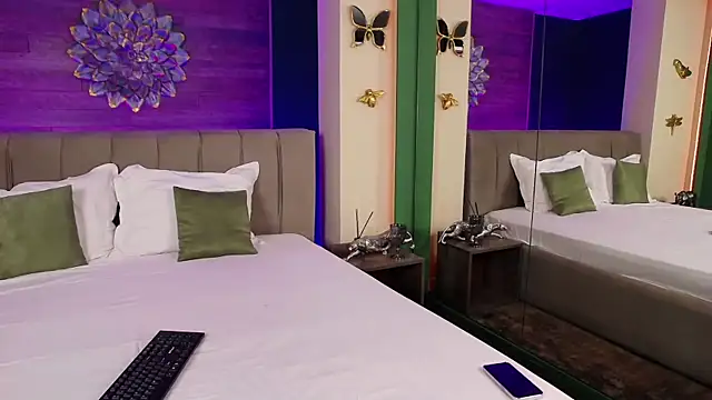 LoraDevine online show from October 25, 7:52 pm