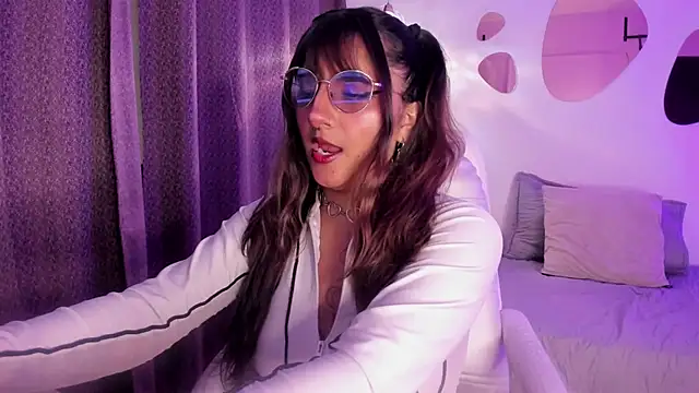 Alliccee online show from February 9, 6:56 pm