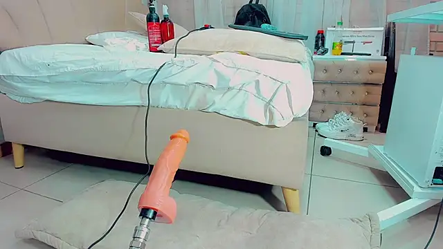 Snapshot of EmilyySaenz chatting on February 23, 4:35 pm EmilyySaenz online show from February 23, 4:35 pm