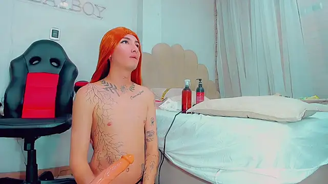 Snapshot of EmilyySaenz chatting on March 5, 10:43 pm EmilyySaenz online show from March 5, 10:43 pm