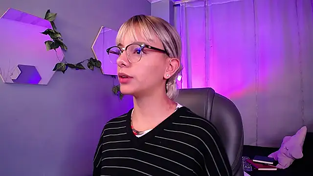 Snapshot of peyton_golden1 chatting on October 29, 3:42 am peyton golden1 online show from October 29, 3:42 am