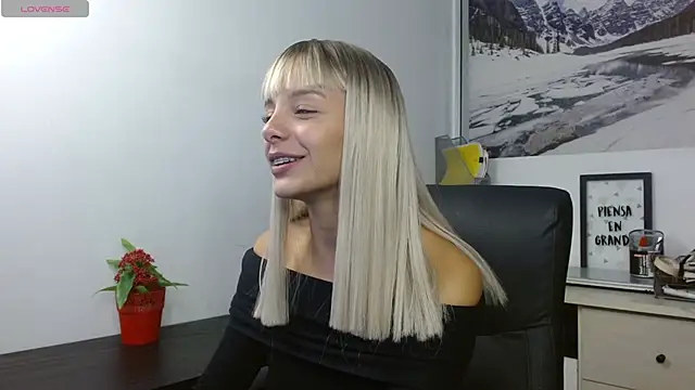 Snapshot of peyton_golden1 chatting on November 3, 3:41 am peyton golden1 online show from November 3, 3:41 am