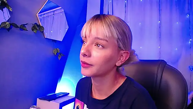 Snapshot of peyton_golden1 chatting on November 11, 3:28 am peyton golden1 online show from November 11, 3:28 am