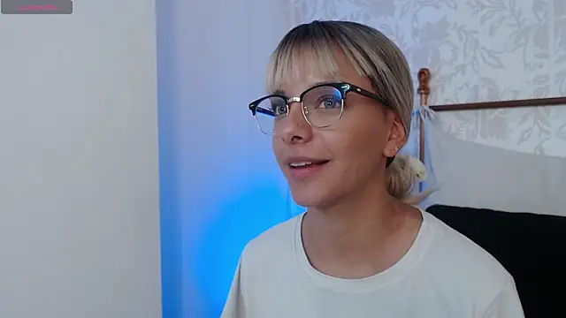 Snapshot of peyton_golden1 chatting on November 23, 4:45 am peyton golden1 online show from November 23, 4:45 am