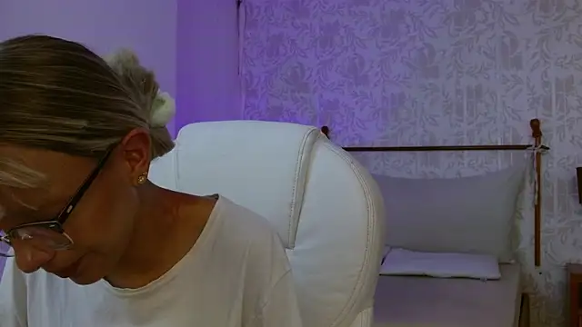 Snapshot of peyton_golden1 chatting on November 30, 3:43 am peyton golden1 online show from November 30, 3:43 am