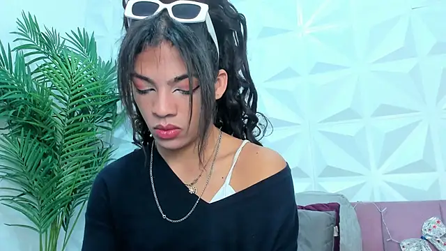 Snapshot of Briyit_Doll chatting on December 11, 1:28 pm Briyit Doll online show from December 11, 1:28 pm