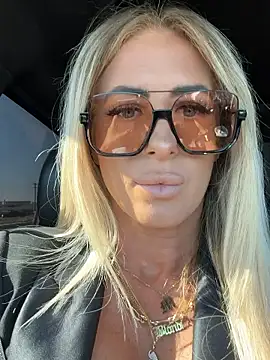 blondiluvsanal online show from January 18, 6:44 pm