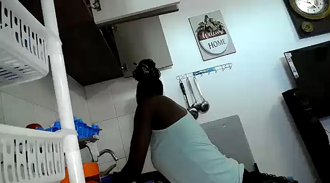 Snapshot of queen-goddess chatting on January 6, 1:19 pm queen-goddess online show from January 6, 1:19 pm