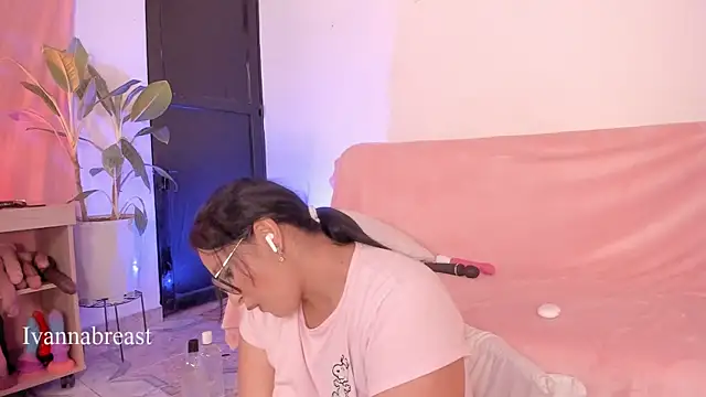 Snapshot of Ivannabreast_Official chatting on March 13, 11:27 pm Ivannabreast Official online show from March 13, 11:27 pm