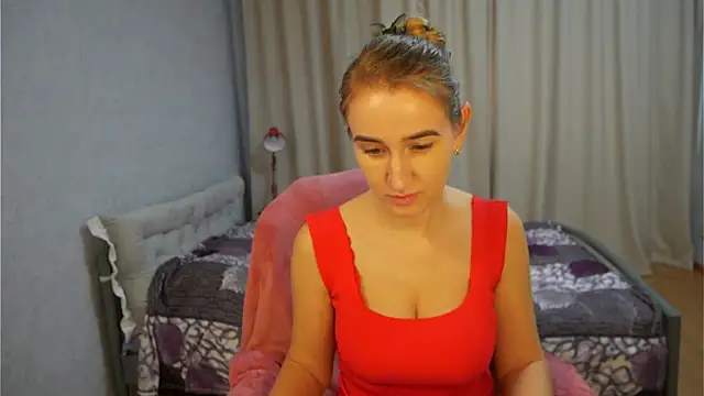 Snapshot of Sophiloren chatting on December 18, 11:16 am Sophiloren online show from December 18, 11:16 am