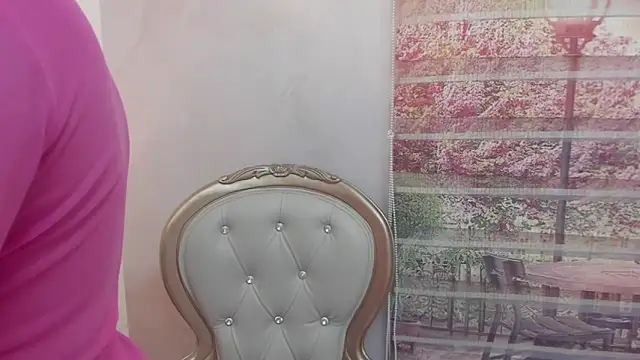 Snapshot of Leah_Sweetie chatting on February 12, 11:18 am Leah Sweetie online show from February 12, 11:18 am