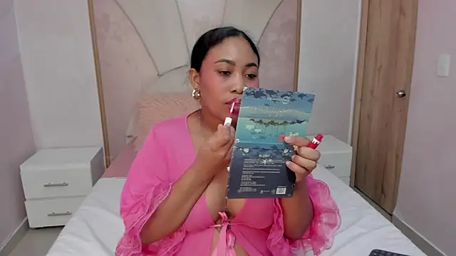 Snapshot of Leah_Sweetie chatting on February 12, 2:32 pm Leah Sweetie online show from February 12, 2:32 pm