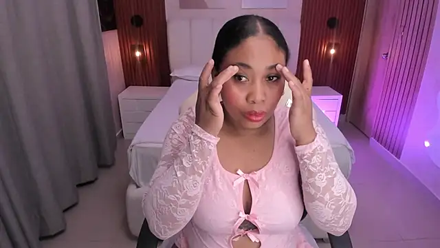 Snapshot of Leah_Sweetie chatting on October 1, 10:21 am Leah Sweetie online show from October 1, 10:21 am