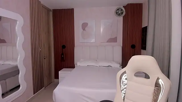 Snapshot of Leah_Sweetie chatting on October 8, 10:13 am Leah Sweetie online show from October 8, 10:13 am