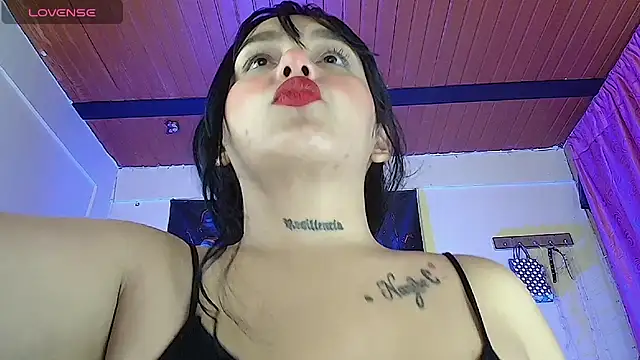 Snapshot of pocahonta89 chatting on November 16, 3:23 am pocahonta89 online show from November 16, 3:23 am