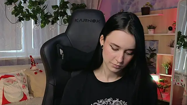 Snapshot of KiraLiLime chatting on February 6, 9:32 am KiraLiLime online show from February 6, 9:32 am