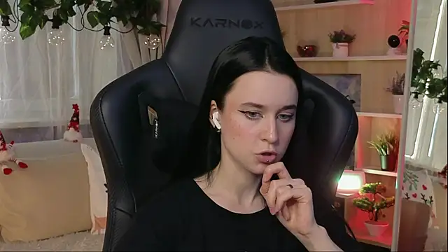 Snapshot of KiraLiLime chatting on February 6, 12:37 pm KiraLiLime online show from February 6, 12:37 pm