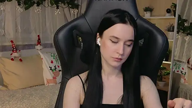 Snapshot of KiraLiLime chatting on February 9, 6:05 pm KiraLiLime online show from February 9, 6:05 pm