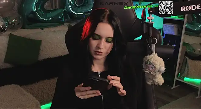 Snapshot of KiraLiLime chatting on December 19, 7:21 pm KiraLiLime online show from December 19, 7:21 pm