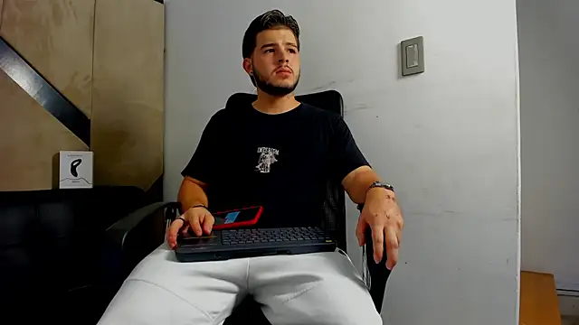 Snapshot of danielclarton1 chatting on September 12, 3:28 am danielclarton1 online show from September 12, 3:28 am