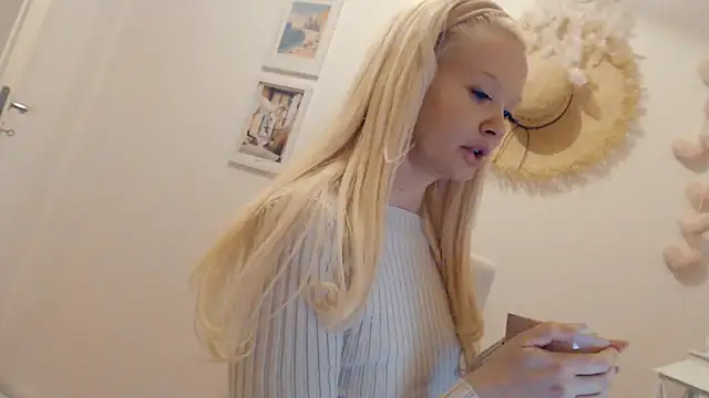 Snapshot of Blondecandie chatting on January 27, 6:20 pm Blondecandie online show from January 27, 6:20 pm