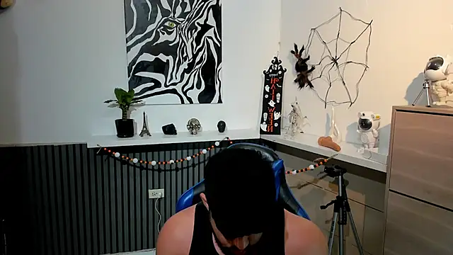 Snapshot of Daemon21 chatting on October 29, 7:04 pm Daemon21 online show from October 29, 7:04 pm