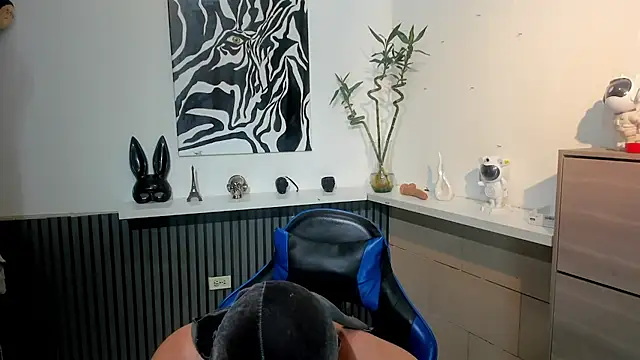 Snapshot of Daemon21 chatting on November 13, 11:25 pm Daemon21 online show from November 13, 11:25 pm