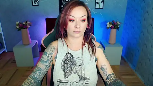 Snapshot of Miss-Tattoo chatting on November 10, 12:59 pm Miss-Tattoo online show from November 10, 12:59 pm