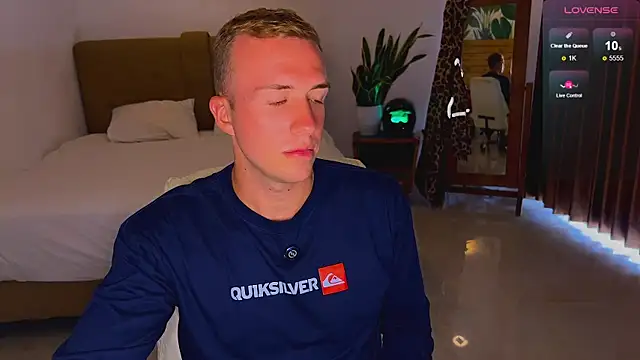 Snapshot of tommy_cumfinger chatting on November 13, 6:01 am tommy cumfinger online show from November 13, 6:01 am