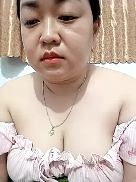 Snapshot of VyOanh2K chatting on October 25, 1:51 pm VyOanh2K online show from October 25, 1:51 pm