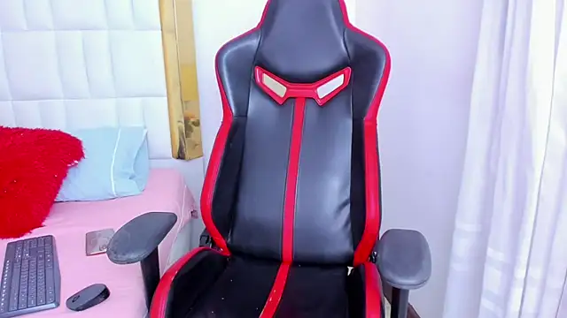 Snapshot of MadelineJackson chatting on February 16, 5:37 am MadelineJackson online show from February 16, 5:37 am