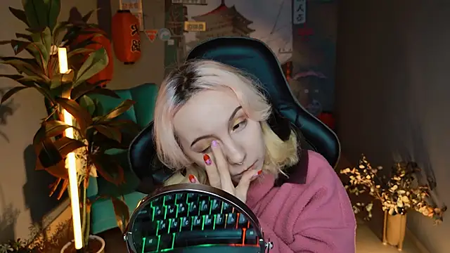 Snapshot of JasmineMilko chatting on March 9, 5:11 am JasmineMilko online show from March 9, 5:11 am