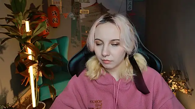 Snapshot of JasmineMilko chatting on March 9, 9:35 am JasmineMilko online show from March 9, 9:35 am