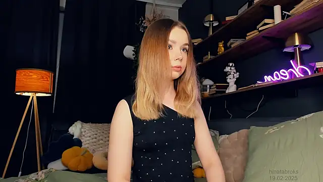 Snapshot of DominikaElis chatting on February 19, 8:31 pm DominikaElis online show from February 19, 8:31 pm