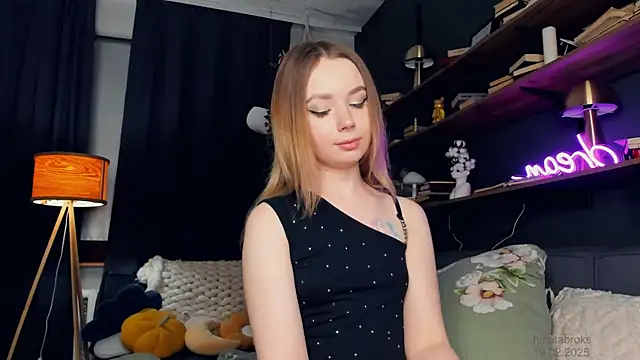 Snapshot of DominikaElis chatting on February 20, 12:41 am DominikaElis online show from February 20, 12:41 am